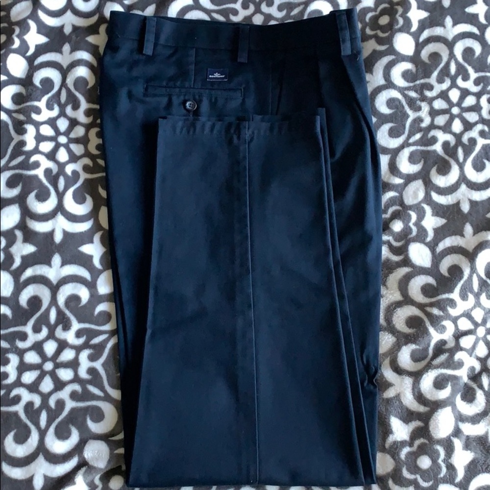Men’s pleated Dockers Classic Fit Navy Slacks